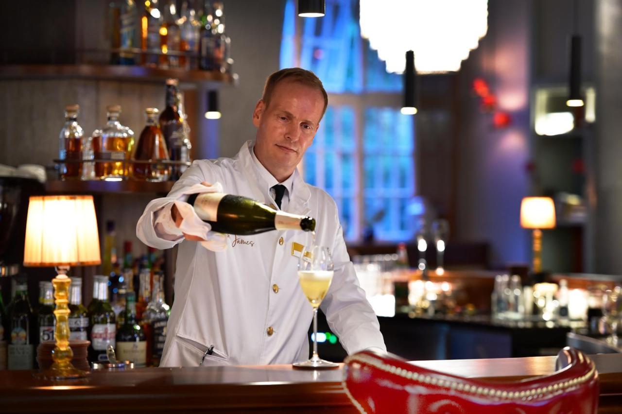 Das James Flensburg Luaran gambar A bartender at work